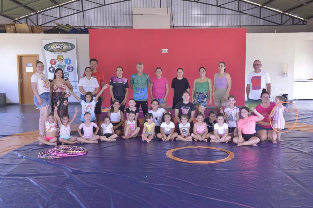 Preparados para voar alto juntos nesta nova jornada de aulas de ginástica rítmica?  #esporte #prefsti #ginásticarítmica