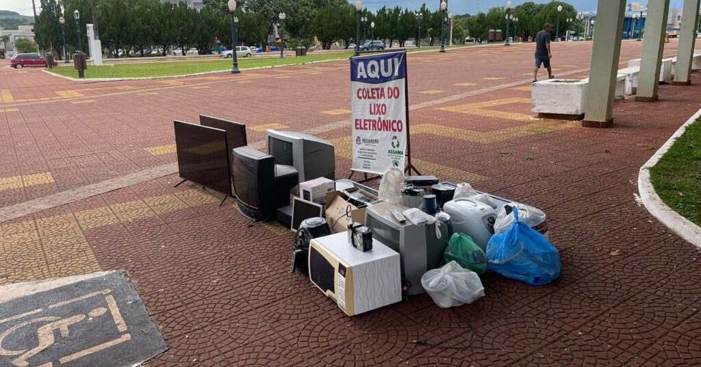 Dia do Descarte recolhe mais de 2 toneladas de lixo eletrônico  A Prefeitura de Medianeira preocupada com a preservação ambiental e a destinação corr
