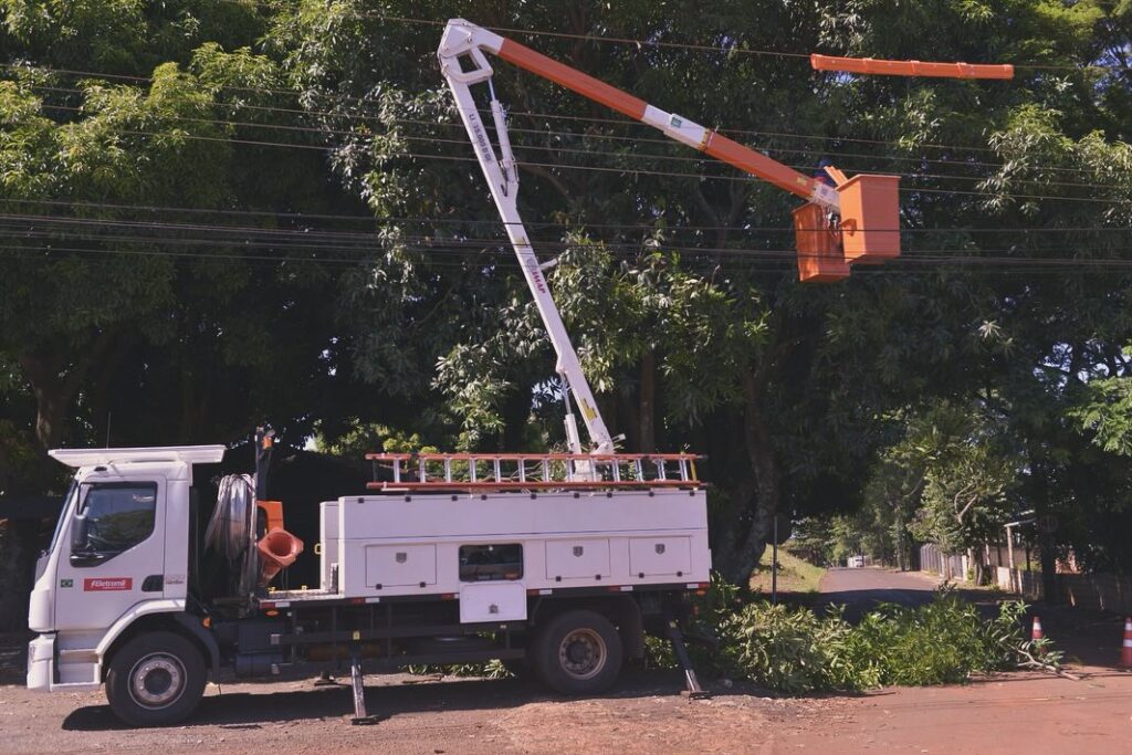 Copel realiza manutenção preventiva na rede elétrica de Santa Terezinha de Itaipu  Para evitar que troncos e galhos cresçam a ponto de tocar os fios d