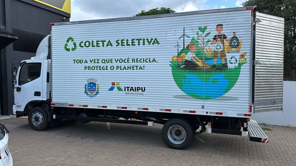 Santa Helena entrega caminhões para coleta de recicláveis 🌿♻️
