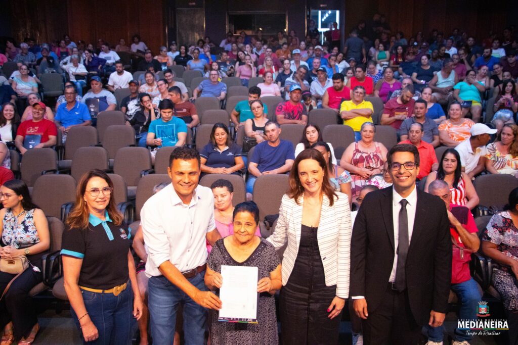 140 famílias comemoraram a conquista do imóvel regularizado

 Mais de 140 famílias medianeirenses celebraram na noite desta terça-feira (26) a conqui