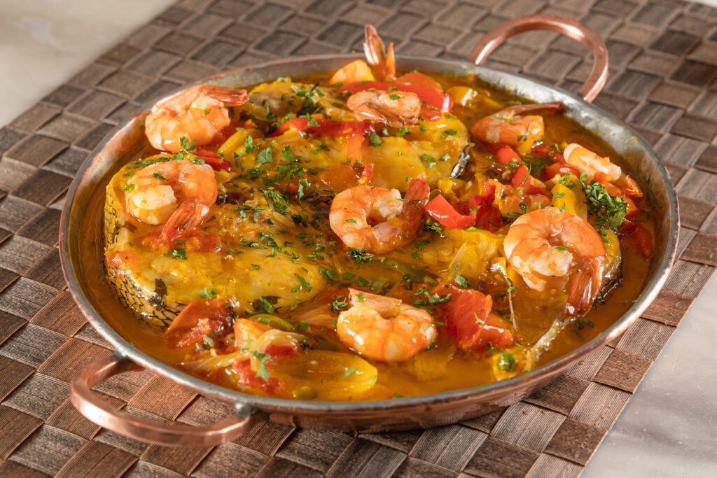 Moqueca de peixe branco com arroz cremoso de coco scaled