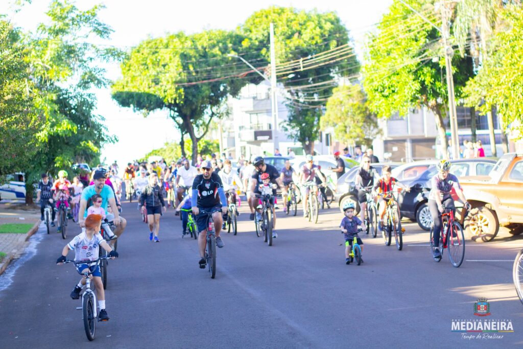 Passeio Ciclístico reuniu famílias e grupos de amigos

 Domingo foi dia de pedalar em família! A Secretaria de Esportes e Lazer realizou na manhã des
