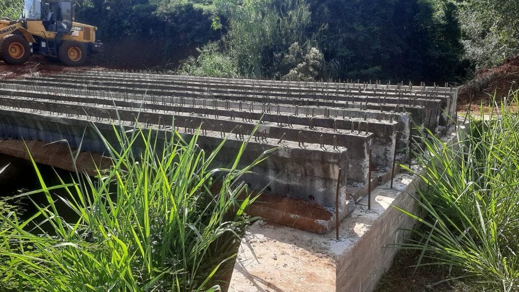 Seguem as obras da Ponte do rio Açu na estrada rural Ramal 14.

As vigas de sustentação da ponte já foram instaladas e agora passam para mais um passo