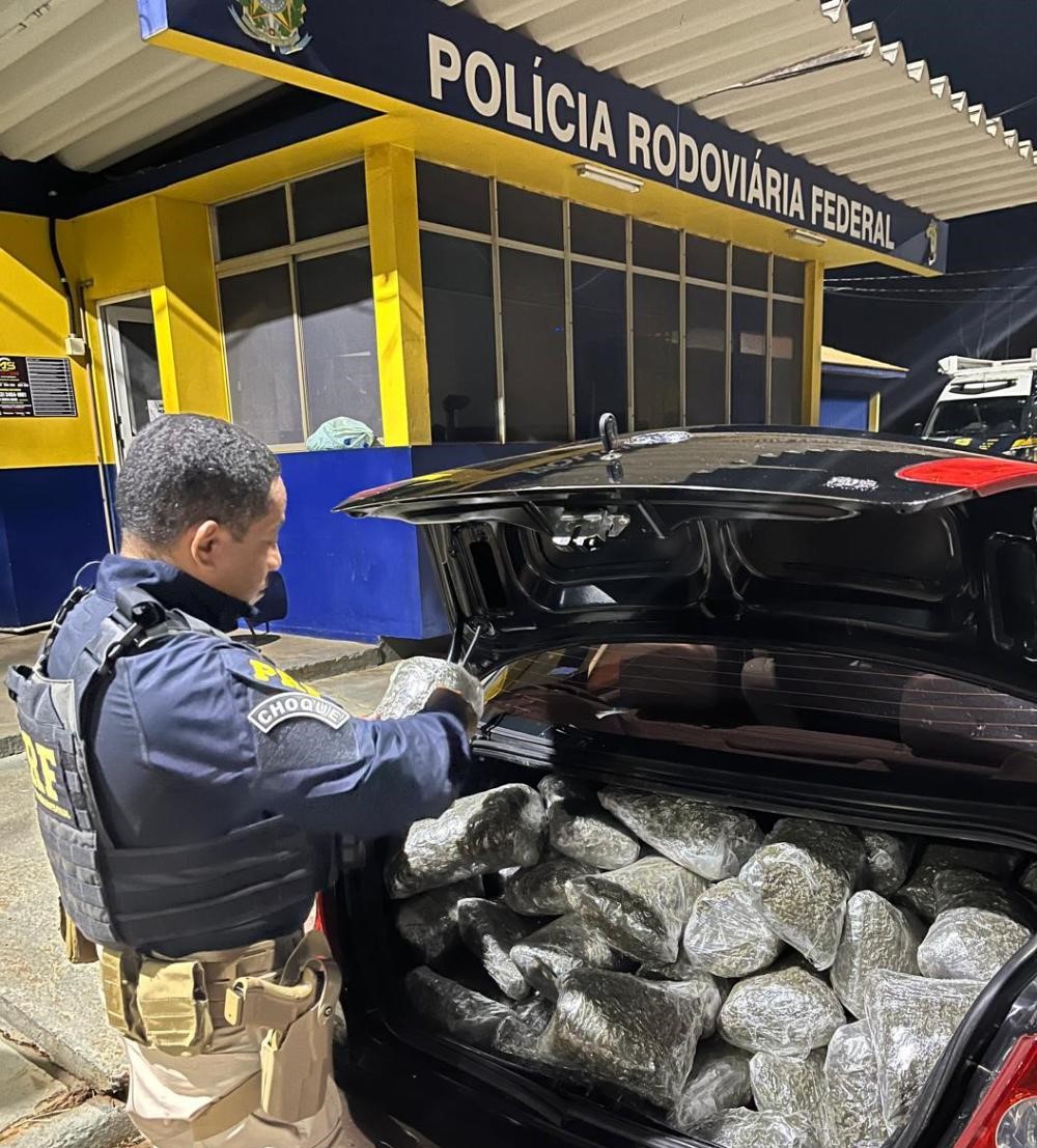 Tráfico de drogas na BR-277: Polícia Rodoviária Federal faz apreensão de 166 quilos de maconha! 🚔🌿