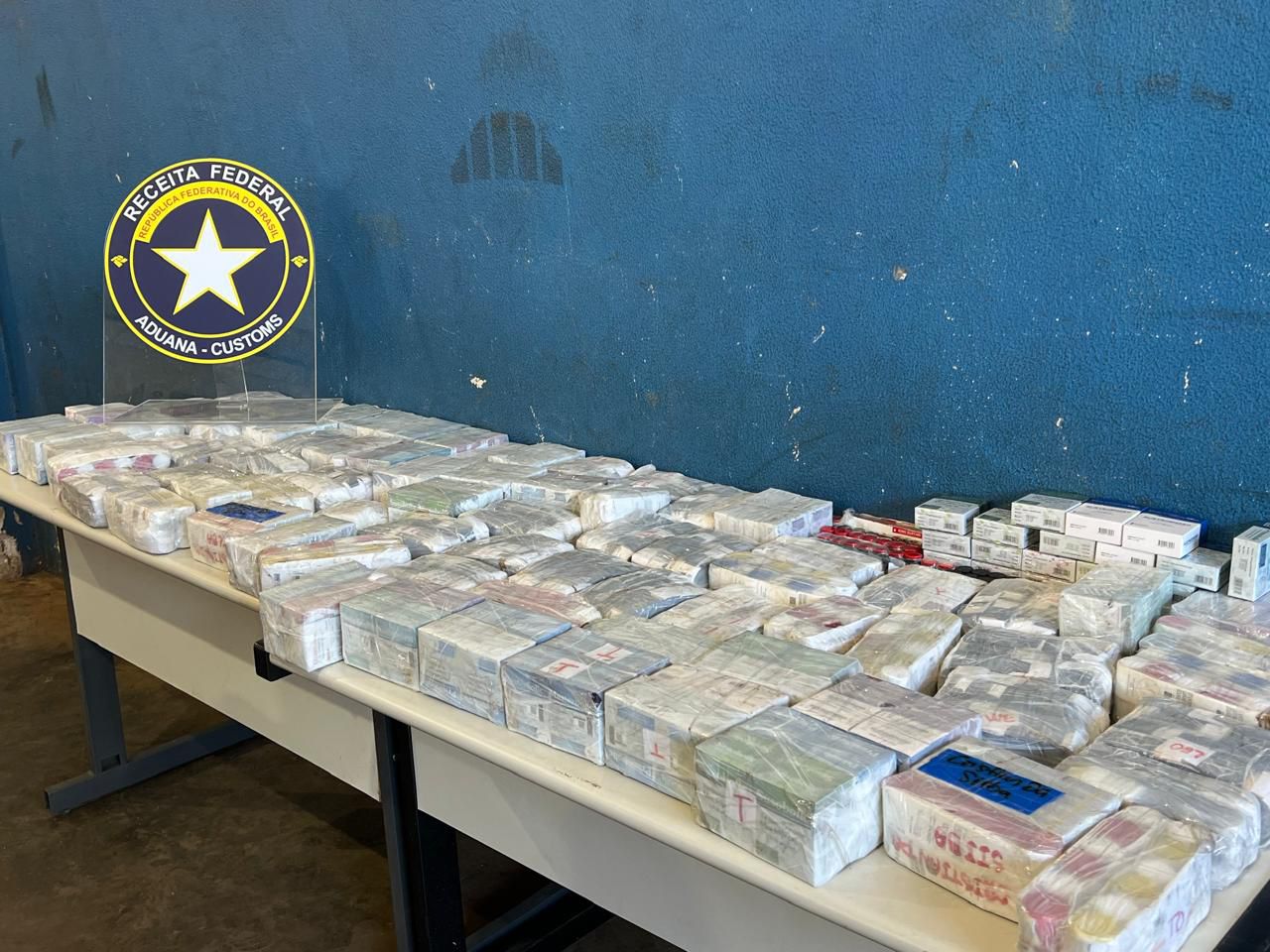 Descobertos compartimentos ocultos com medicamentos ilegais em ônibus vindo do Paraguai