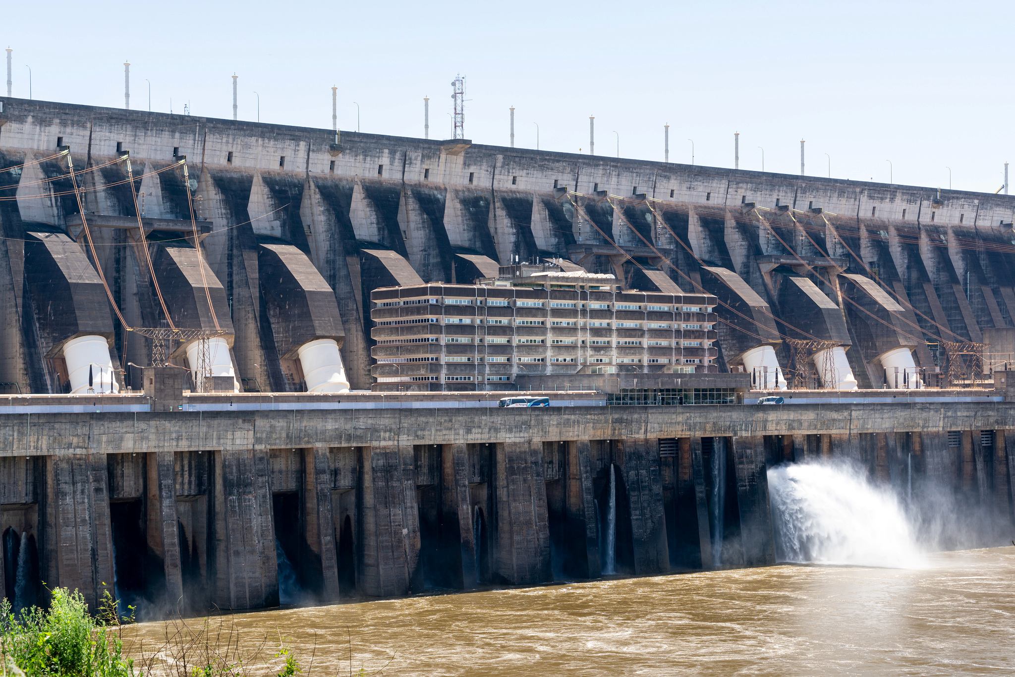 Descubra por que a energia da Usina Hidrelétrica de Itaipu está entre as mais acessíveis do país! 💡