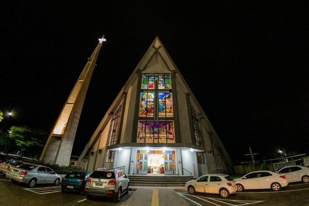 Foi com grande alegria e sentimento de comunhão que participamos da missa em comemoração aos 42 de nosso município. Essa data significa um marco signi