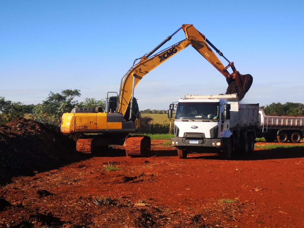 Na manhã desta quarta-feira, 30, as secretarias de Agropecuária e Meio Ambiente e de Obras e Serviços Públicos realizaram a entrega de compostagem a 2