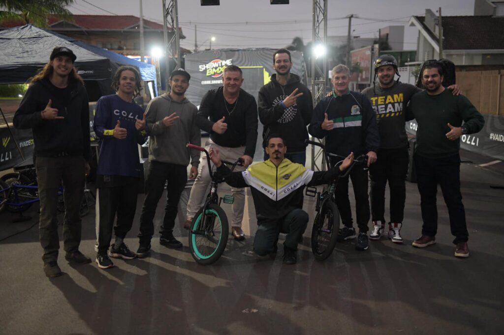 Domingo de muita adrenalina e emoção em Santa Terezinha de Itaipu!
 As feras do BMX deram um show de manobras radicais, na Praça do Paço Municipal 3 d