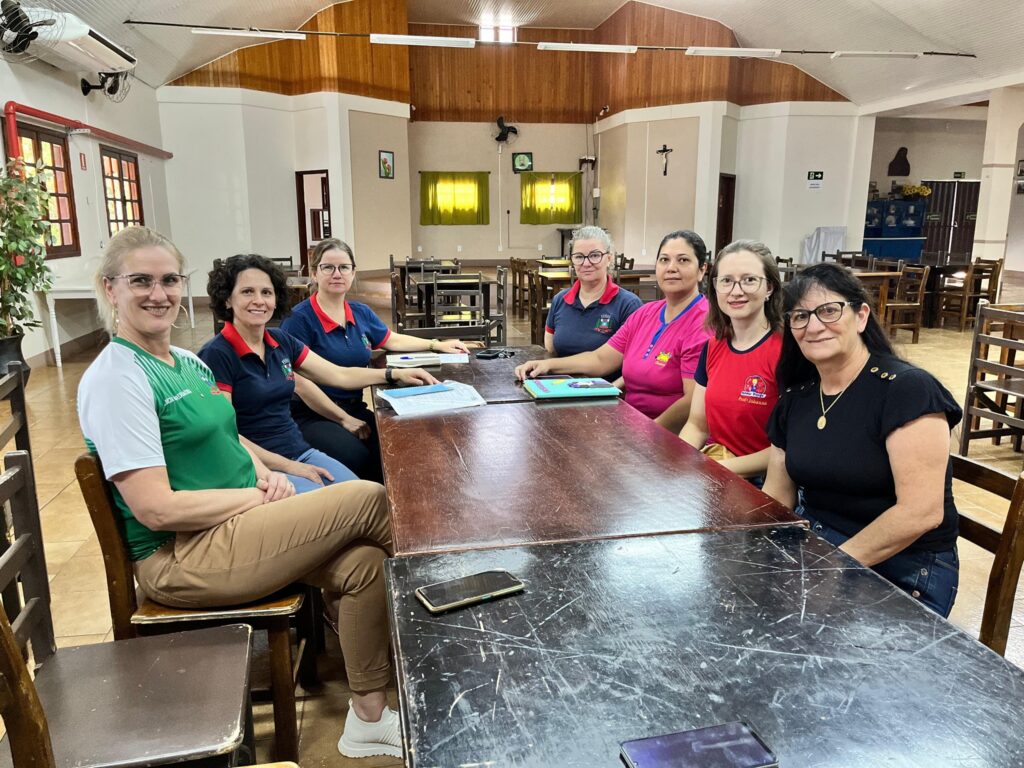 Reunião do Café Colonial  
 Durante a tarde de sexta feira, 10 de maio, as diretoras do CMEIS e a Provopar estiveram reunidos em preparação para o 30°