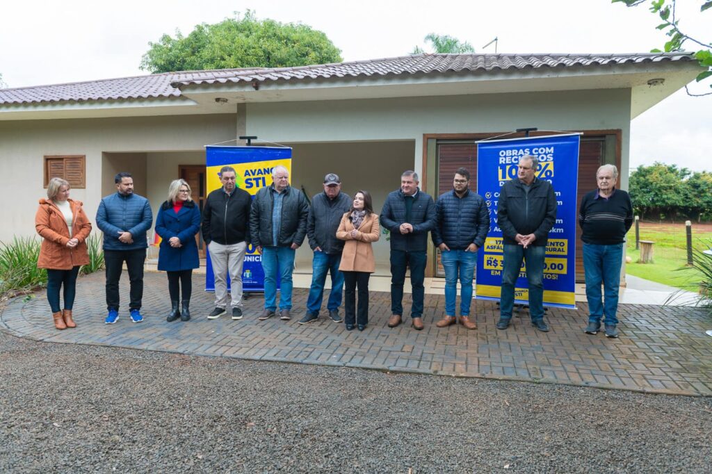 A prefeita Karla Galende realizou nesta quarta-feira, dia 28 de maio, a assinatura da ordem de serviço que autoriza as obras de pavimentação na Vila V