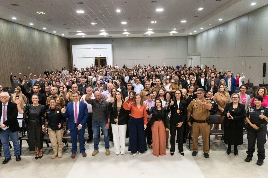 A prefeita Karla Galende participou na noite desta quinta-feira (25) da solenidade de abertura da 1ª Conferência da Mulher Segura, no hotel Recanto Ca