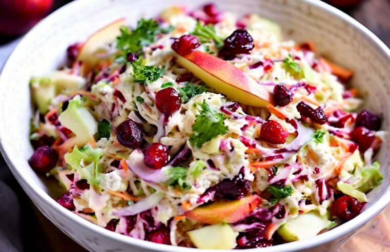 🥗 Receita Refrescante: Salada de Frango Desfiado com Maçã e Nozes 🍏🥜 Uma Delícia para Dias Quentes! 🌿✨