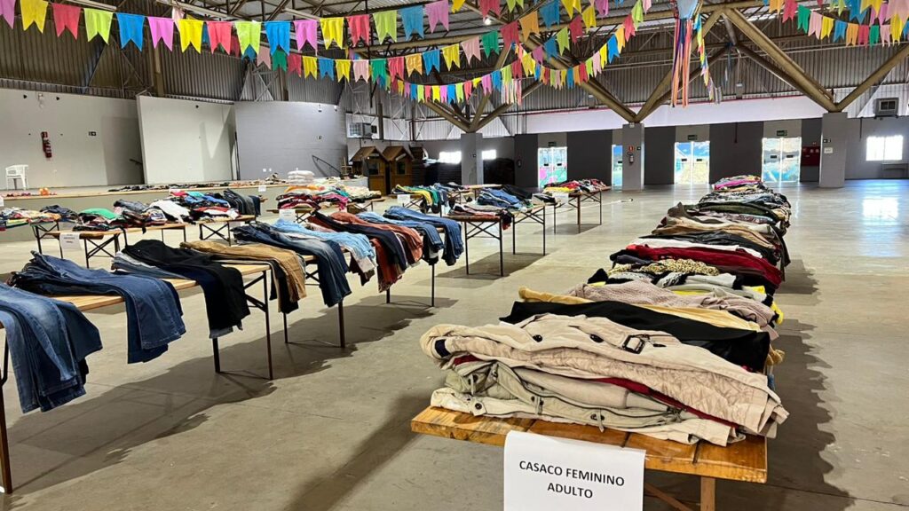 ENTREGAS DA CAMPANHA DO AGASALHO SEGUE ATÉ AMANHÃ 

Diversos calçados, roupas e agasalhos que foram arrecadados na campanha do agasalho de Entre Rios