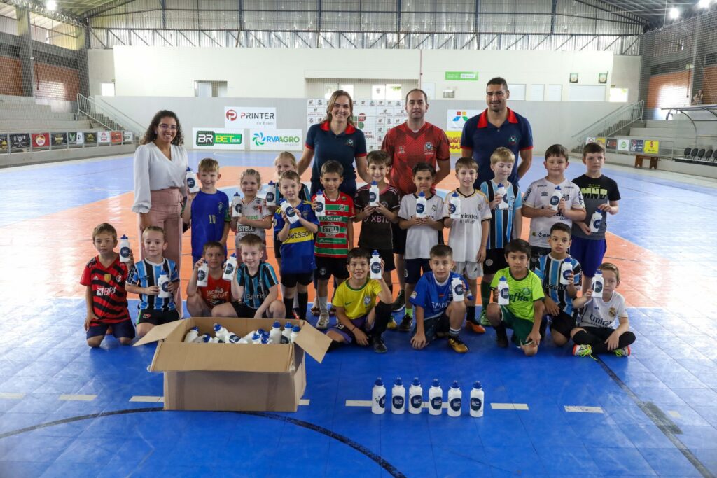 Garrafinhas que visam a prevenção a Obesidade Infantil são entregues para alunos das escolinhas esportivas em Missal

O município de Missal recebeu po
