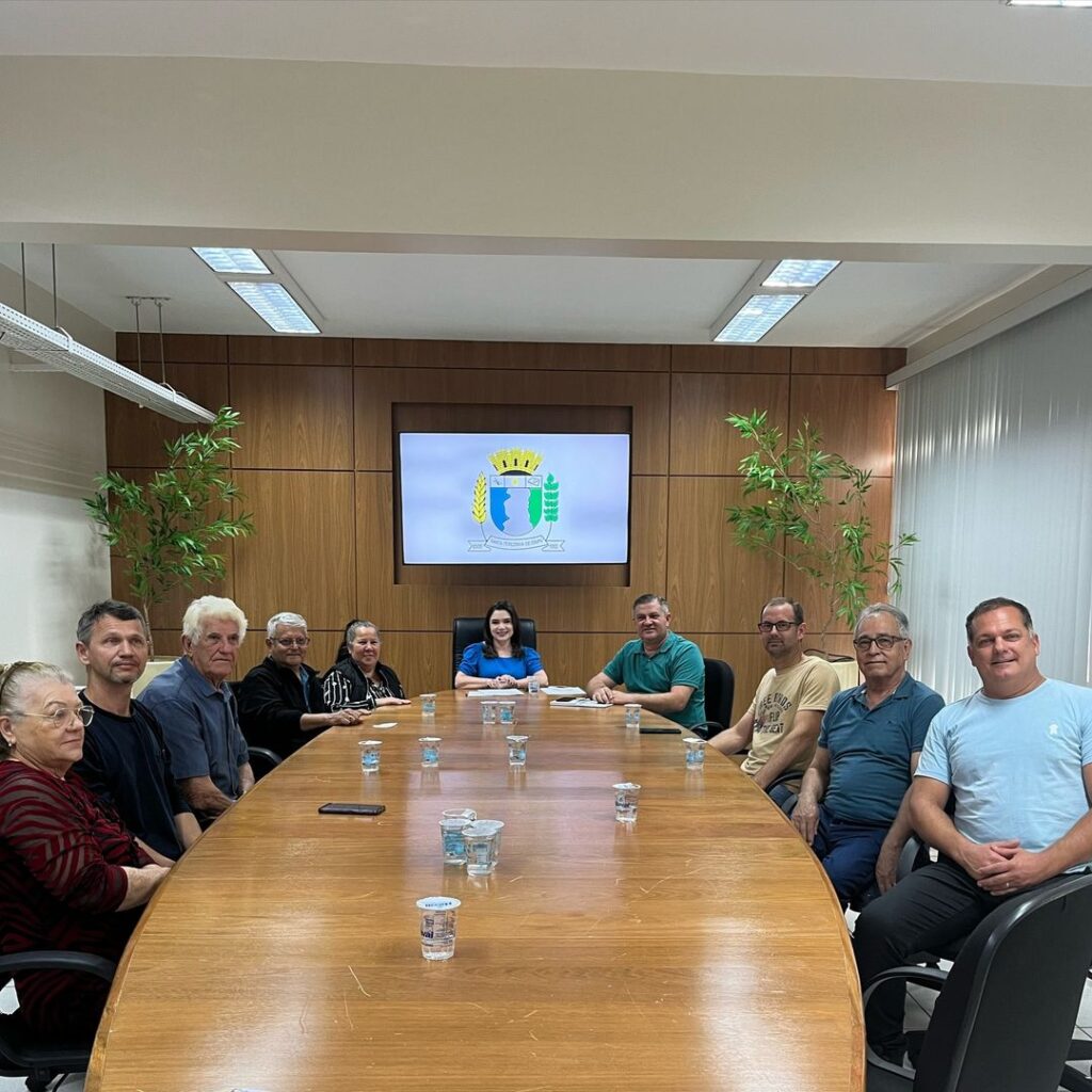 Na manhã desta quarta-feira, 12, a prefeita Karla Galende e o vice-prefeito, Vanio Morona, receberam alguns moradores da Vila Aparecidinha que vieram