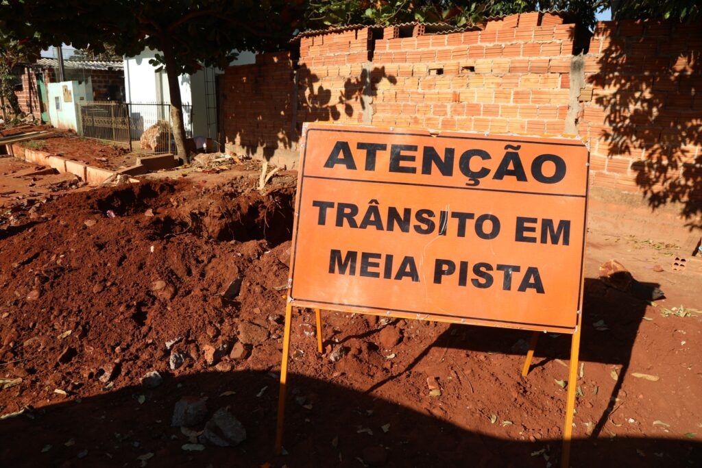 Instalação de Novas Bocas de Lobo no Bairro BNH na Rua E.

A Prefeitura Municipal está executando uma importante obra na Rua E, localizada no Bairro B