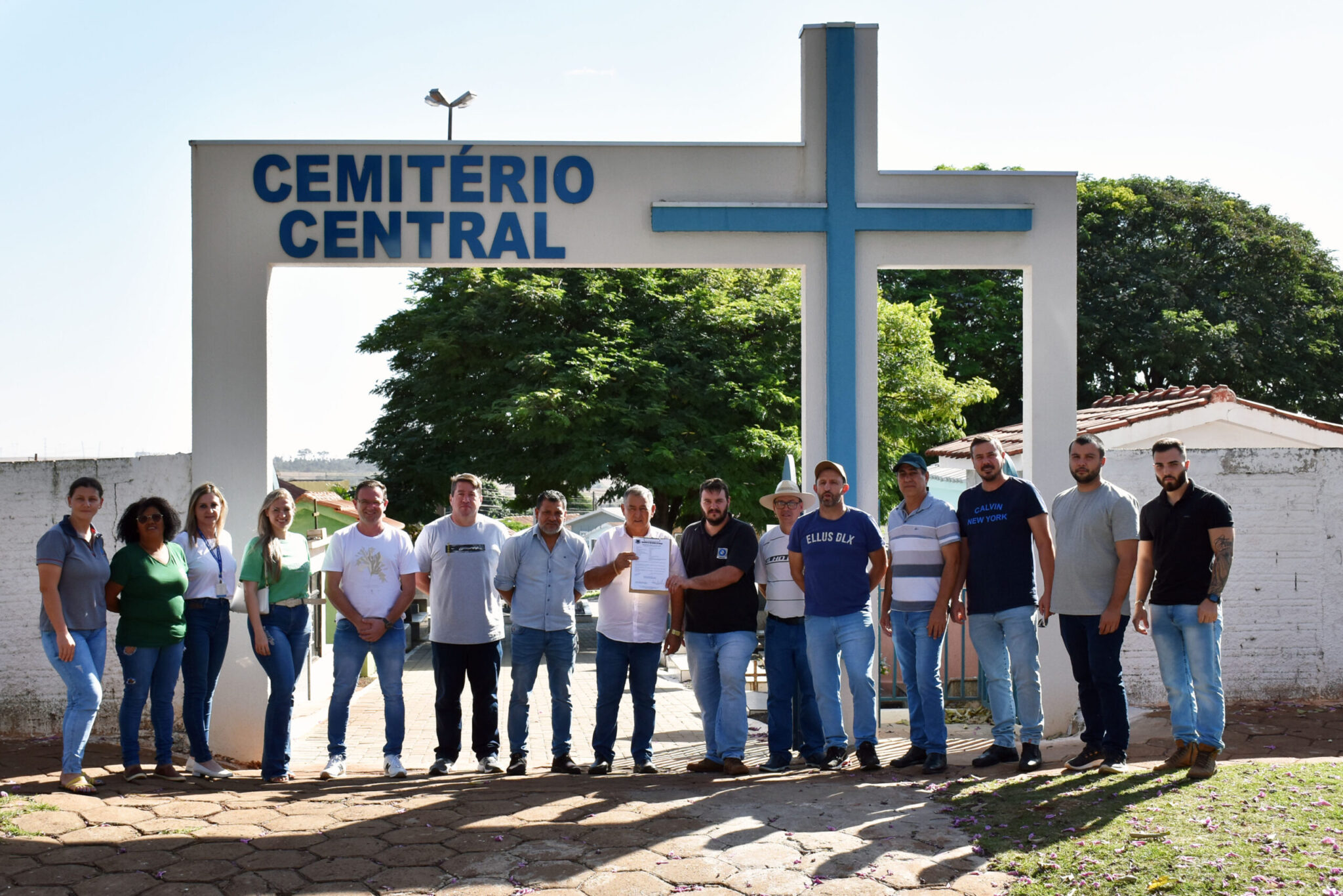 Obra de Padronização da Calçada do Cemitério Central de São Miguel do Iguaçu: Mais Segurança e Beleza! 🏗️🌿