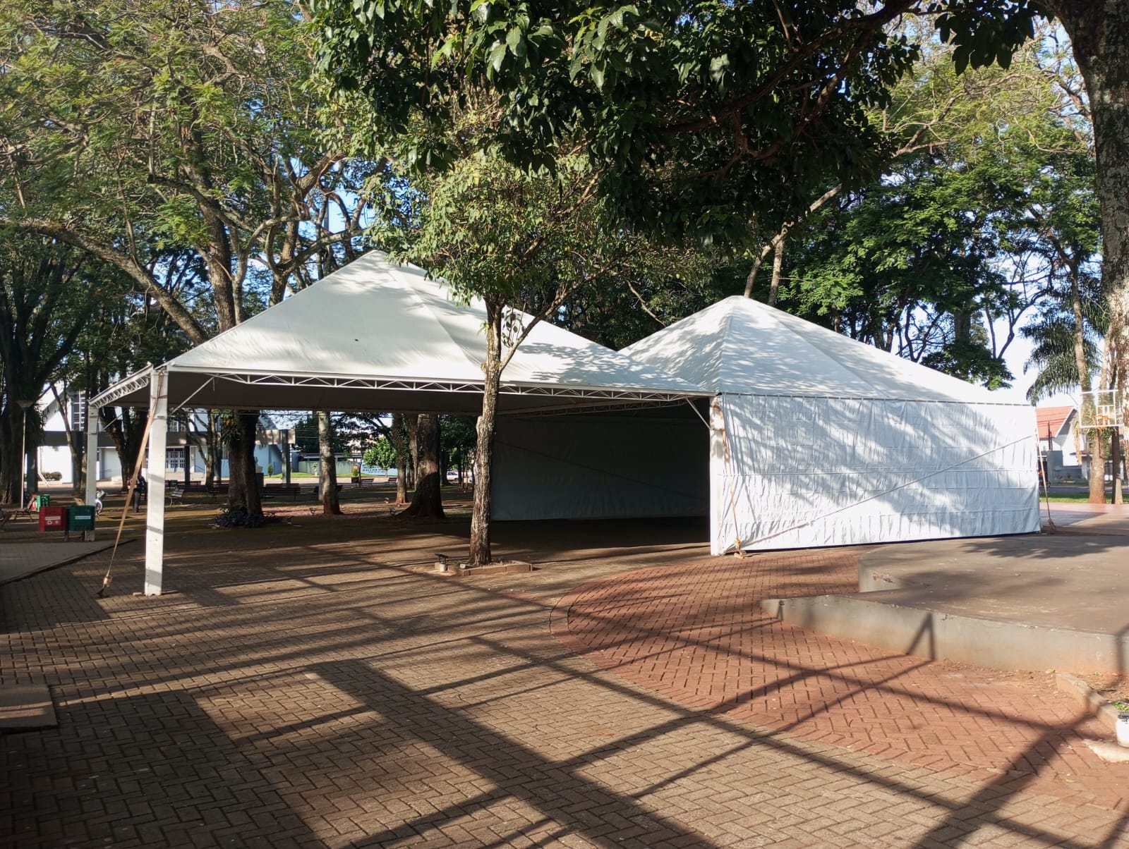 🔍 Desvende o Mistério da Tenda Enigmática na Praça Silvino Dal Bó! 🕵️‍♂️🎪