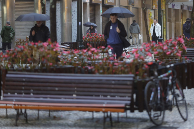 Tempo Frio e Chuva Intensa no Paraná: Previsão Detalhada até o Final de Semana! ❄️☔️