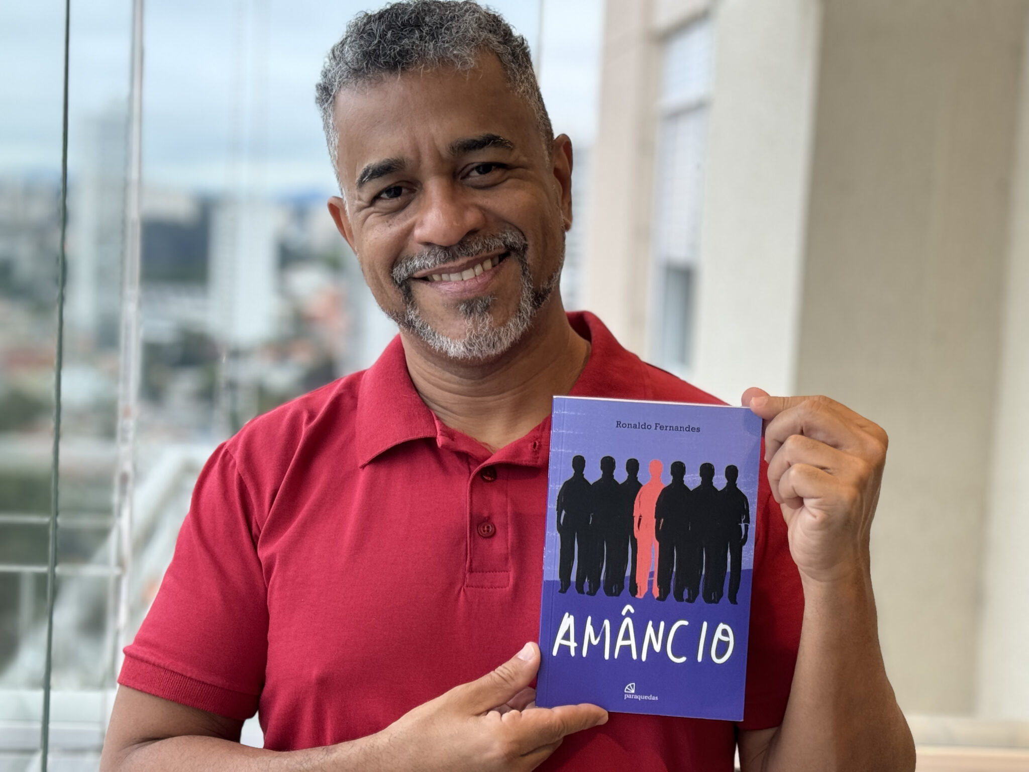 “Amâncio”: Ronaldo Fernandes Revela a Solidão e Lutas do Homem Negro Homossexual 🌟📖