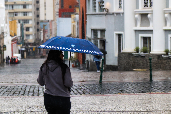 Adeus ao Veranico: Frio e Chuva Chegam ao Paraná Nesta Sexta-feira! 🌨️❄️