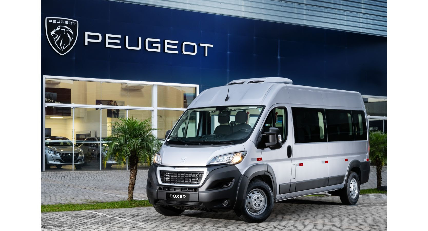 Descubra o Novo Peugeot Boxer Minibus: Versatilidade e Conectividade MyPeugeot PRO em Detalhes! 🚍✨