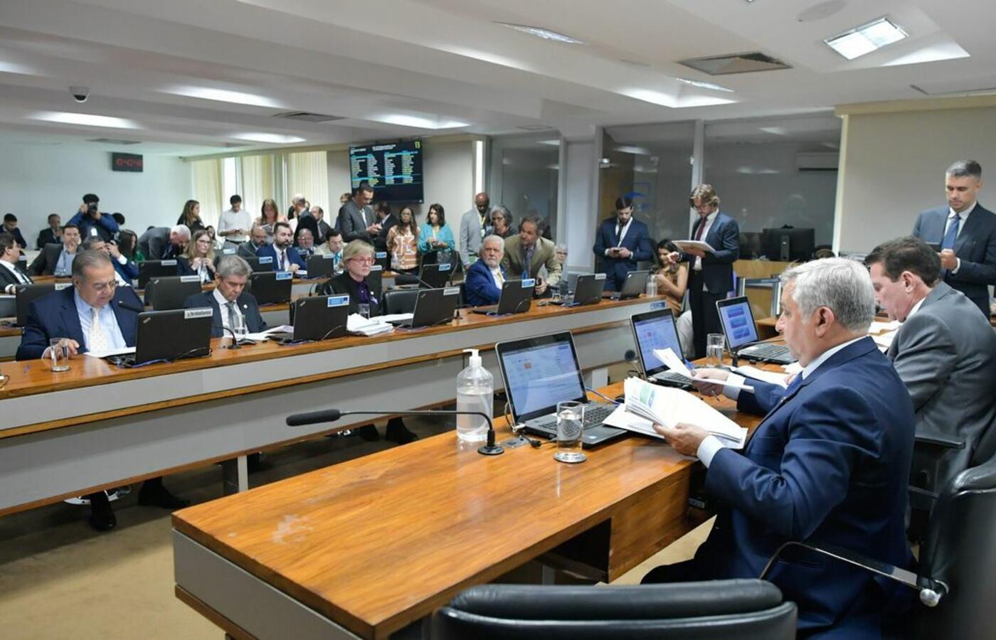 🚨 Novo Projeto de Lei Pode Isentar Empresas de FGTS e INSS para Aposentados! Saiba Mais! 📉👥