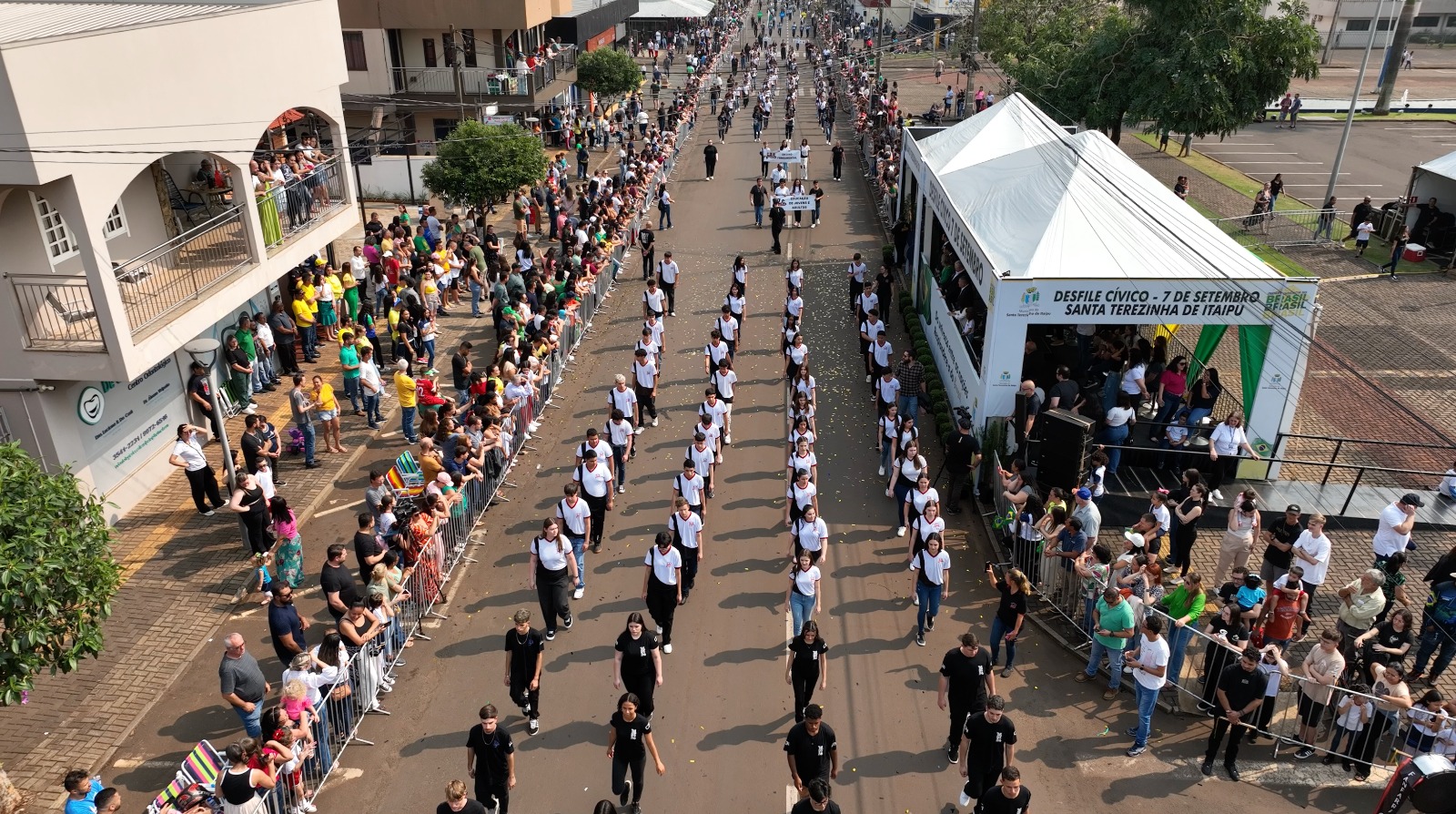 Desfile de 7 de setembro em Santa Terezinha de Itaipu Reúne Multidão: 15 Mil Pessoas Acompanham o Evento