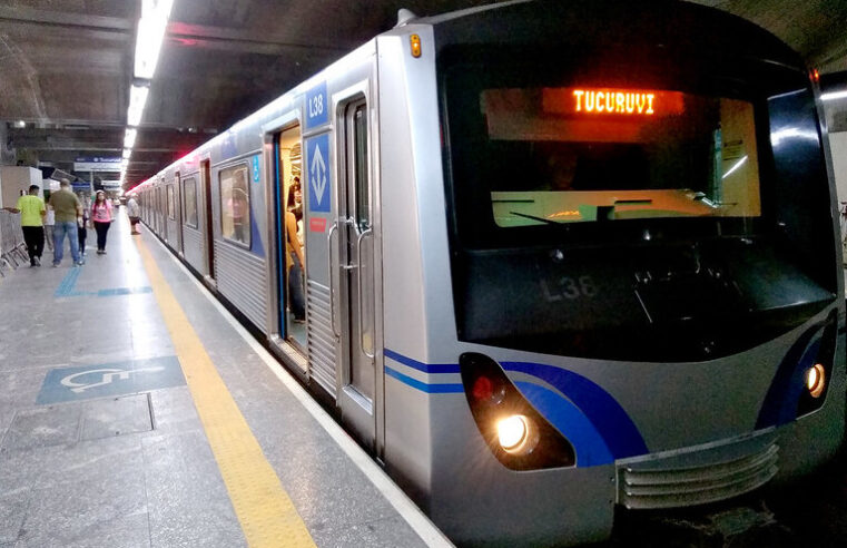 Metrô de SP Completa 50 Anos: Descubra os Números Impressionantes e Fatos Surpreendentes! 🚇🎉