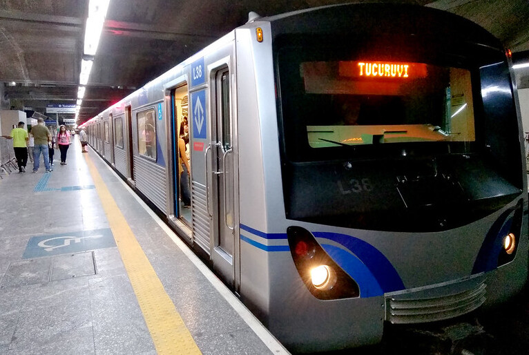 Metrô de SP Completa 50 Anos: Descubra os Números Impressionantes e Fatos Surpreendentes! 🚇🎉