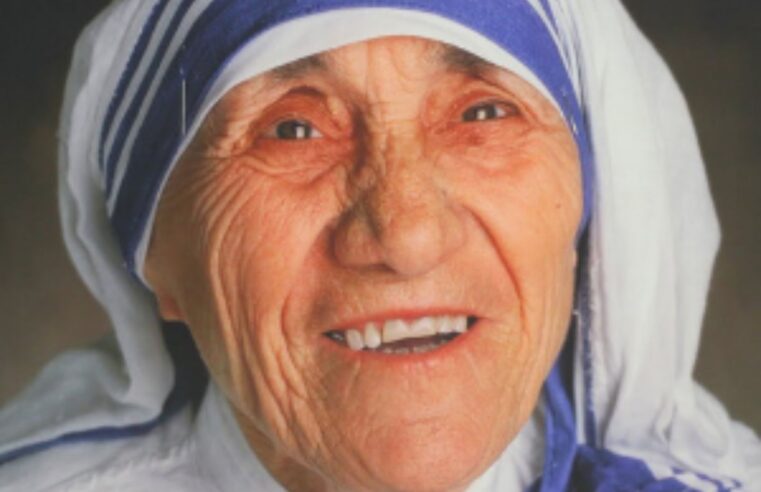 A Jornada de Madre Teresa: Como a Pequena Missionária Transformou o Mundo e Tocou o Coração de Todos 🌍❤️