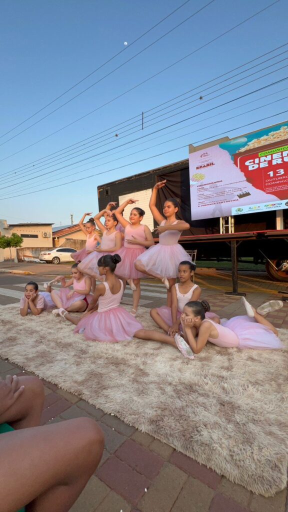 Diversão e Cultura na Semana da Criança.

Domingo, 13 de outubro, foi um dia especial em frente à Casa da Cultura Ademir Antonelli! As crianças e suas