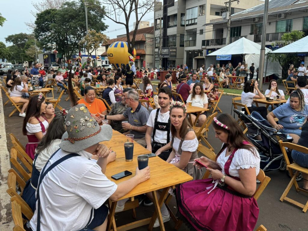 Vem pra avenida. O chope está gelaaaado! 

Teve início há pouco, a pré-Oktoberfest na avenida Rio Grande do Sul, na esquina com a rua 7 de Setembro. O