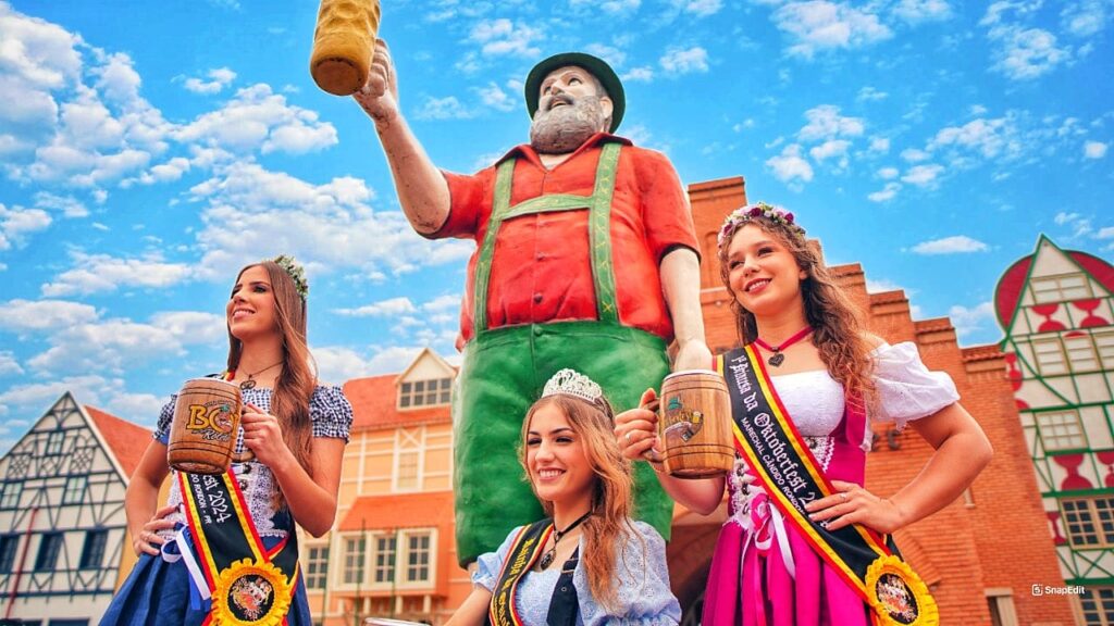 Marechal Cândido Rondon em clima de Oktoberfest! 
 Ao centro, Jaqueline Daniela Wundrak, Rainha da 34ª Oktoberfest; à direita, Milena Gabriela Griep,