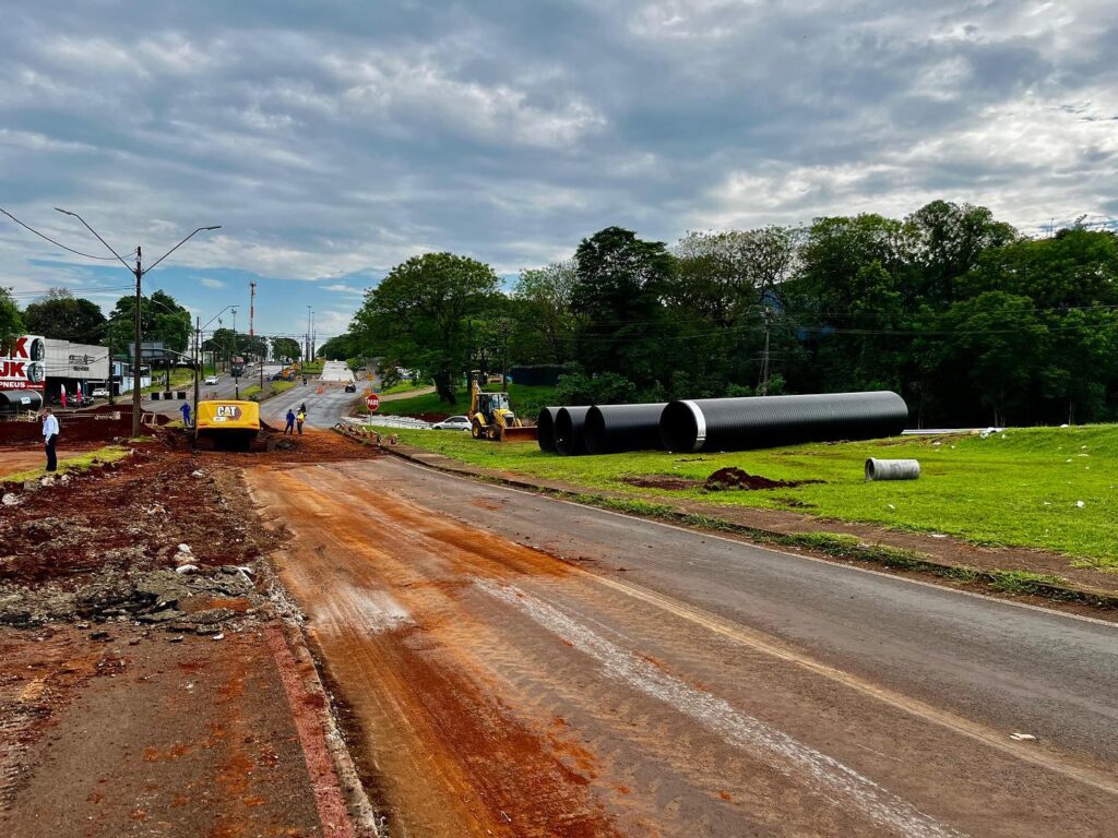 Boletim informativo: O trânsito sob o Viaduto da BR-277 será liberado em uma pista, no sentido Itaipu, das 17h às 7h. Como a área está em obras, os mo