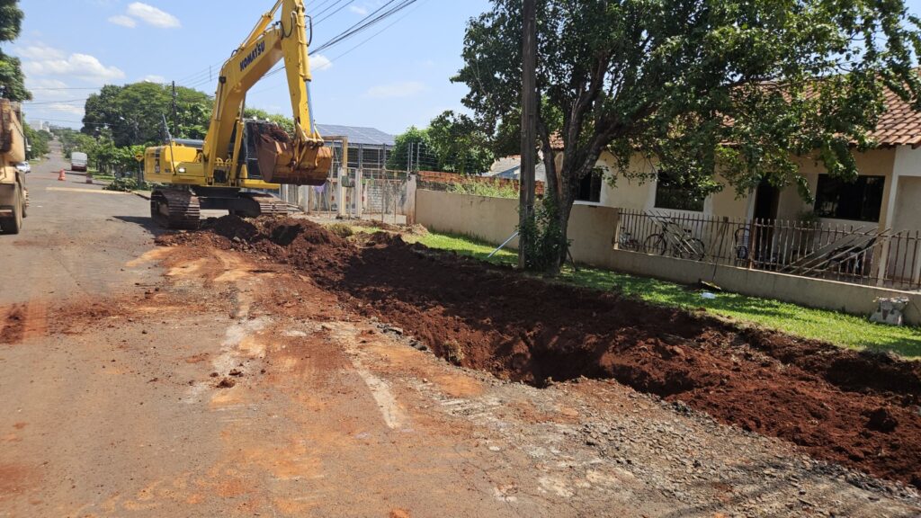 Avança a obra de alargamento e de recape asfáltico na rua Dom João VI

Investimentos são da ordem de R$ 2.576.000,00

Os movimentos de máquinas e de t