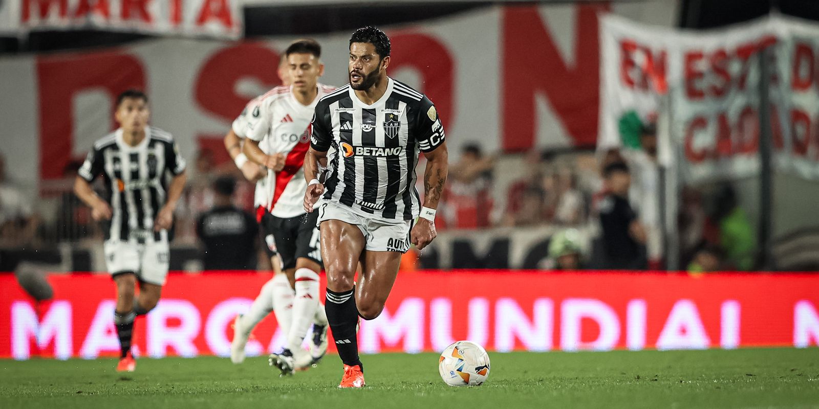 Atlético-MG garante final da Libertadores após empate com River