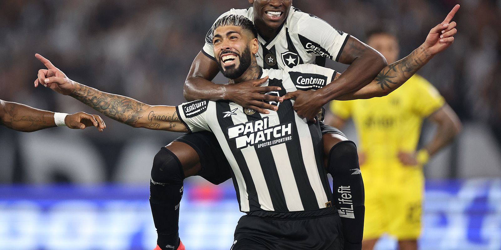 Botafogo goleia Peñarol e fica a um passo da final da Libertadores