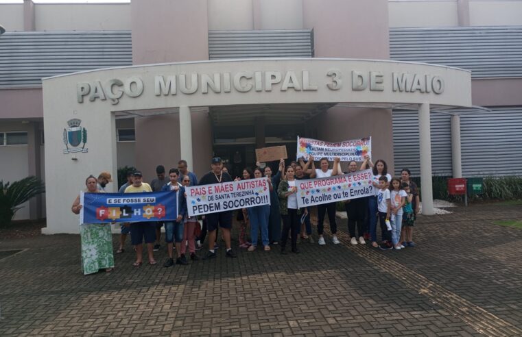 Protesto de mães de autistas expõe crise no atendimento em STI