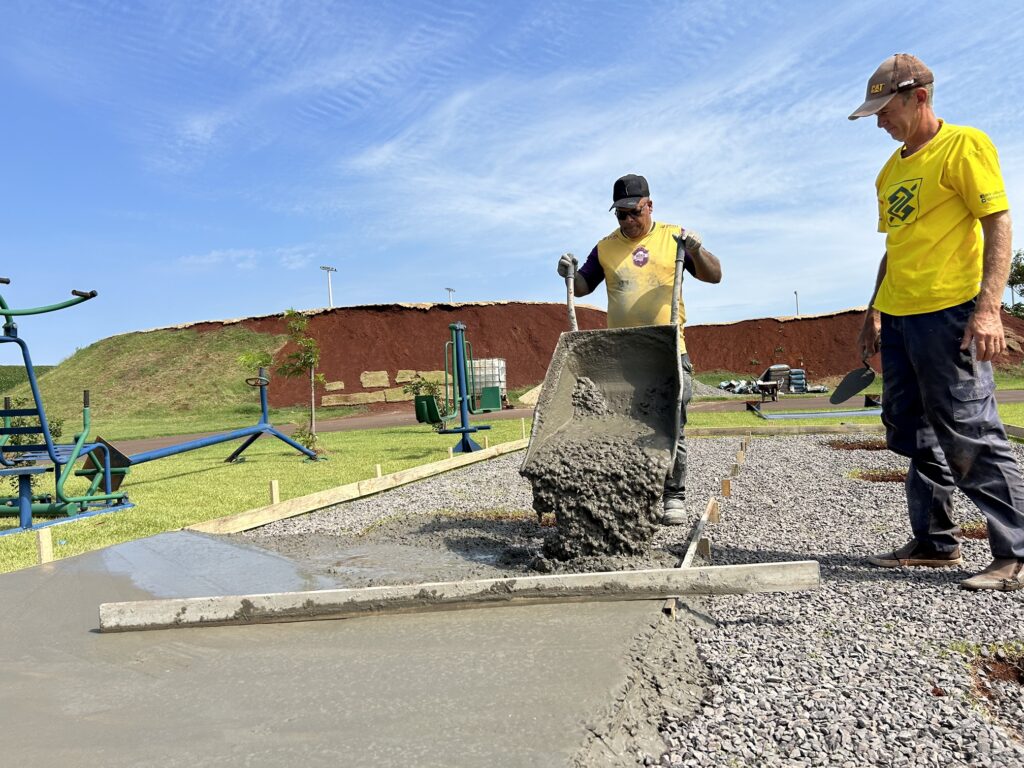 No Lago Municipal, a prefa está trazendo de volta a academia ao ar livre!  Com a construção da pista de bicicross os equipamentos foram retirados. Ago