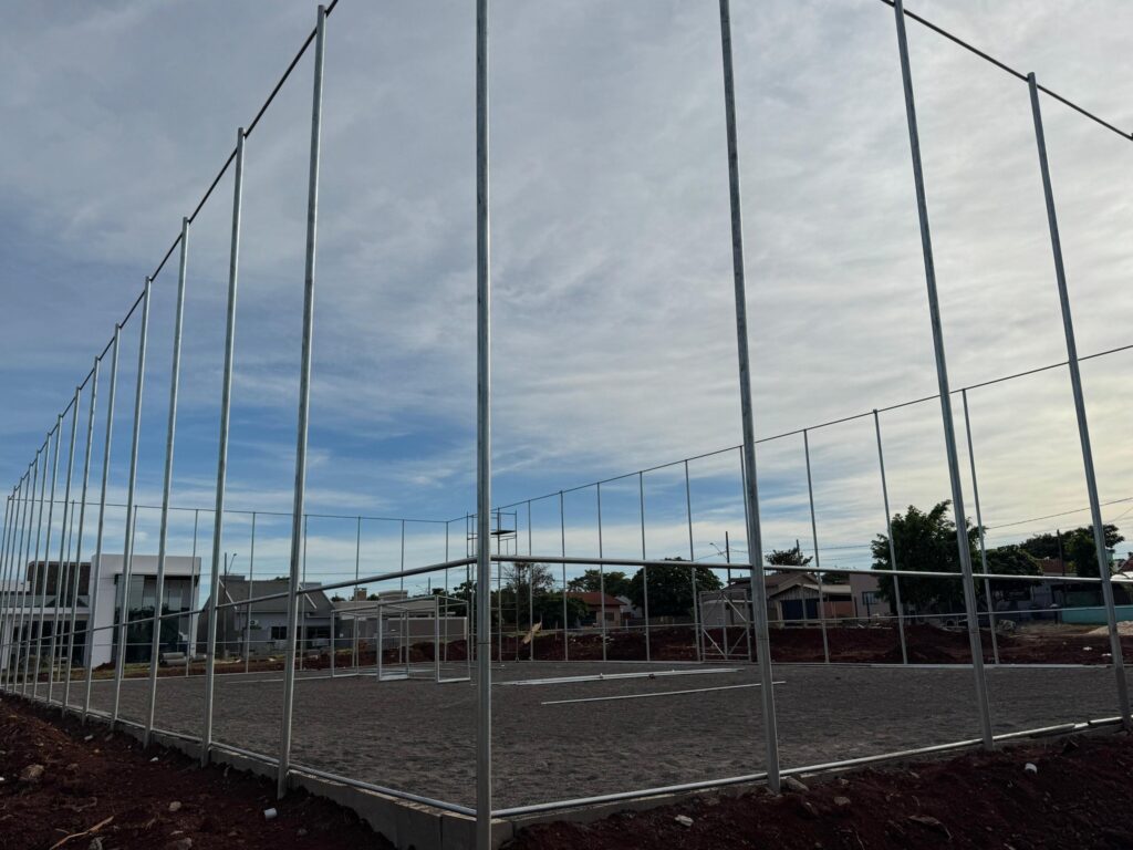 Os trabalhos de construção da Arena Meu Campinho, em benefício da comunidade do bairro Primavera e arredores, seguem a todo vapor. Recentemente, foram