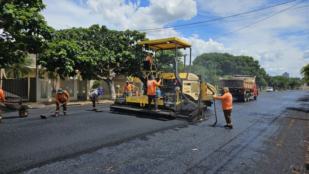 Começa o recape asfáltico na rua Dom João VI

Teve início recentemente, a obra de pavimentação e de recape asfáltico na rua Dom João VI, no sentido ce
