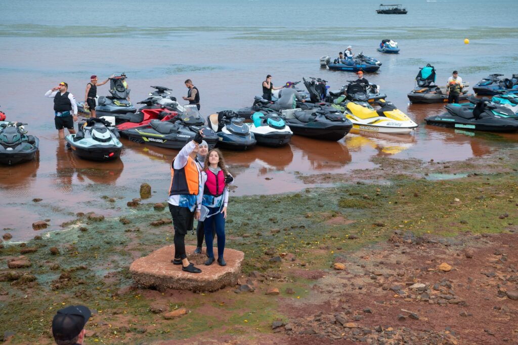 Prainha de Santa Terezinha recebe 160 jet skis da Expedição Boat Show

Na tarde desta quinta-feira (29), o Terminal Turístico Alvorada de Itaipu foi p