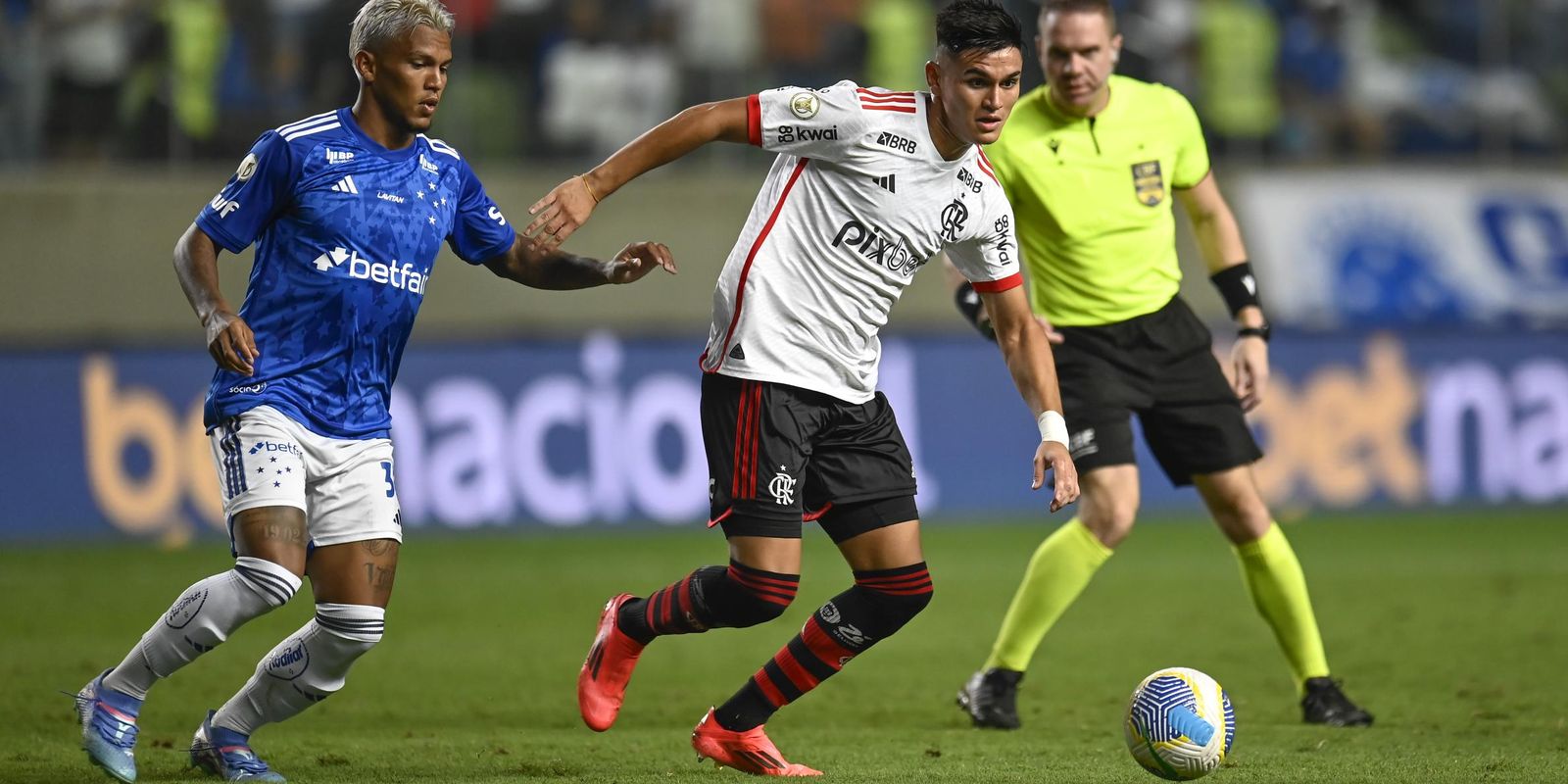 Flamengo vence Cruzeiro com gol de David Luiz e reassume 4ª posição