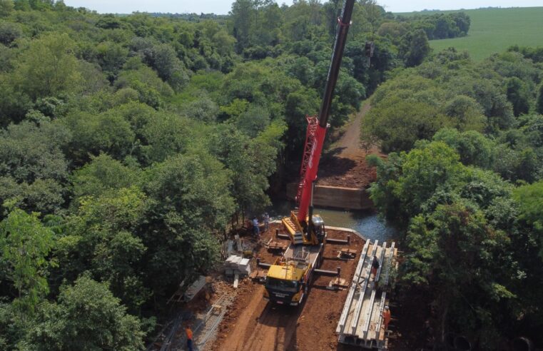 Construção de ponte em Santa Terezinha avança com vigas