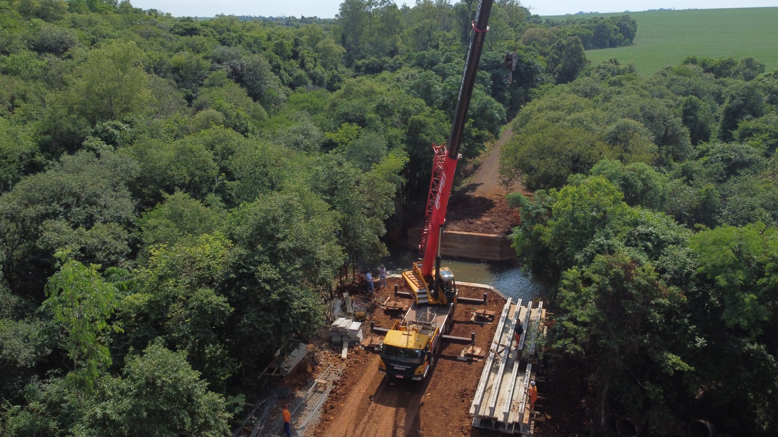 Construção de ponte em Santa Terezinha avança com vigas