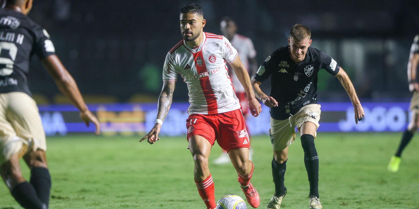 Internacional vence Vasco e segue firme na luta pela Libertadores