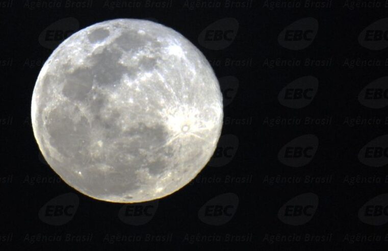 Não perca a última superlua cheia do ano hoje às 18h28! 🌕✨